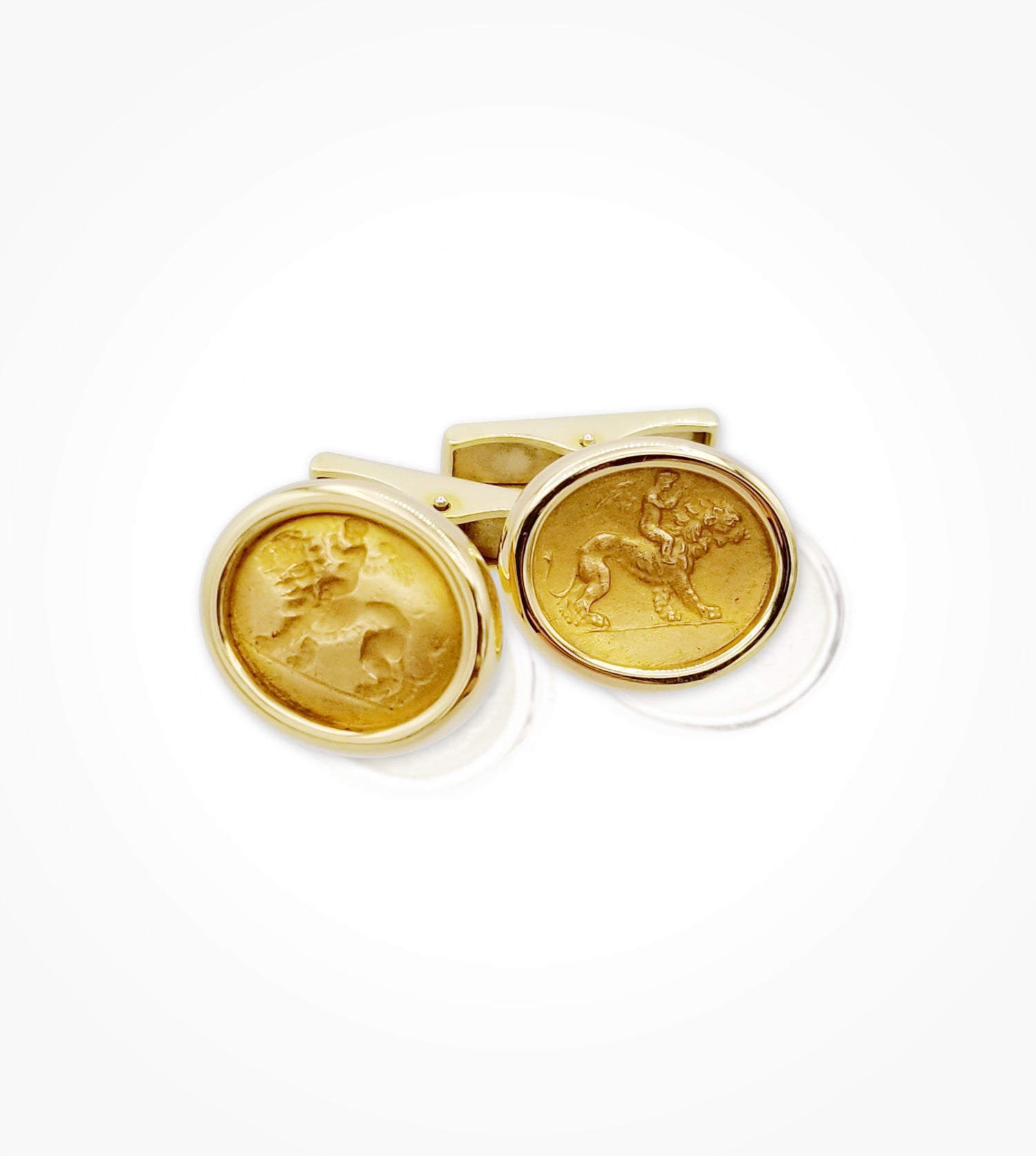 CF00009-18kt yellow gold cupid-and-lion Tassie cufflinks.