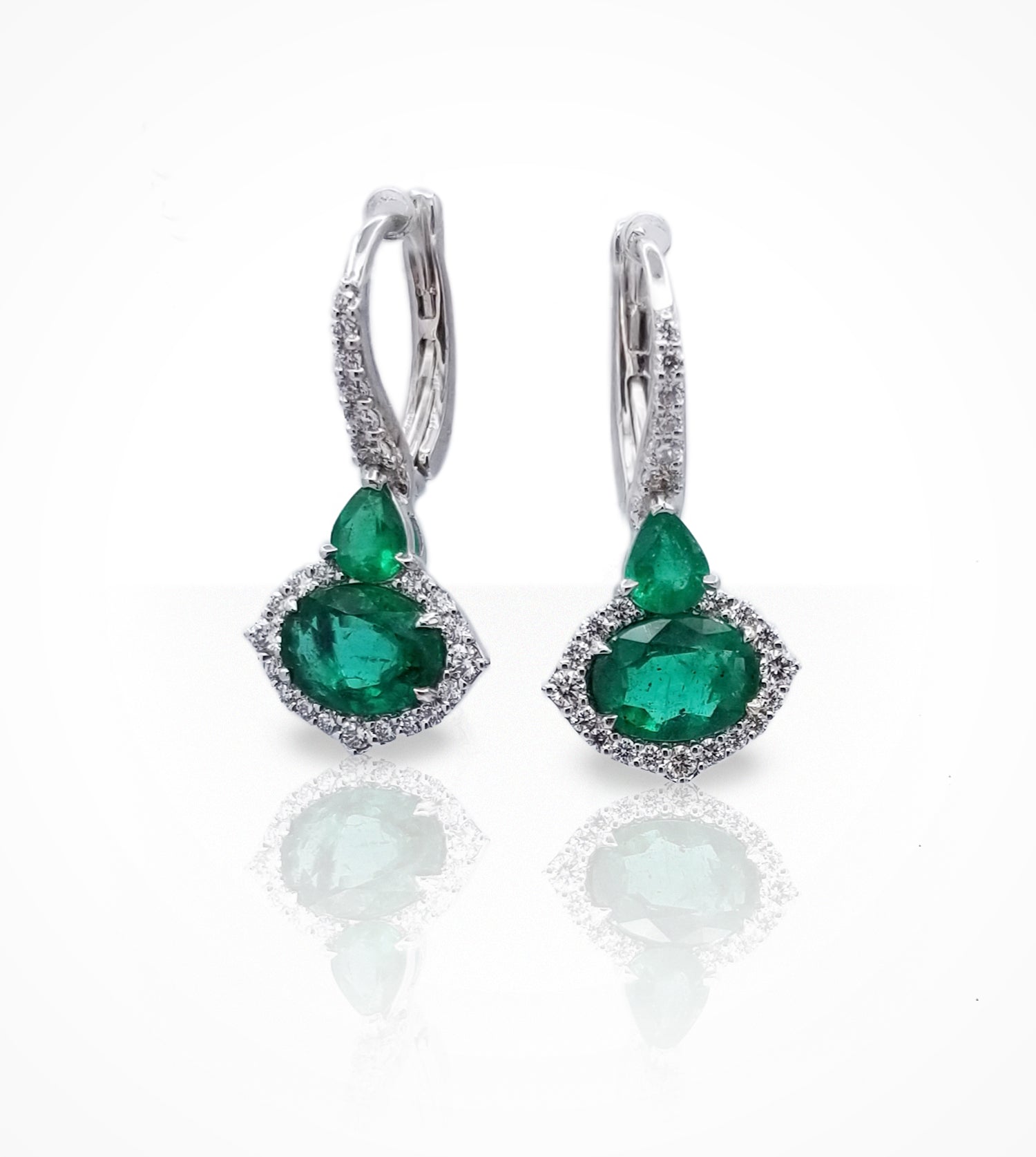 ER00543-18KW emerald and diamond short drop earrings. 4 emeralds=2.85cts, 46 diamonds=0.53cts
