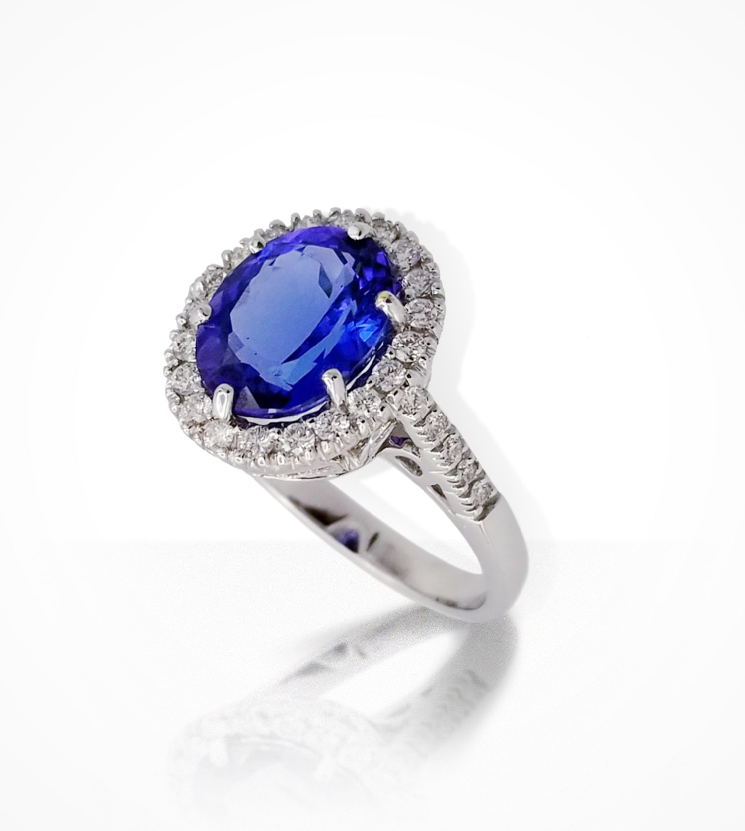 RG00154 Oval tanzanite and diamond Ring, Tanzanite=3.16cts, diamonds=0.41cts